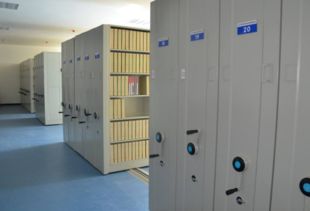 保管紙質(zhì)文件還選手動密集架